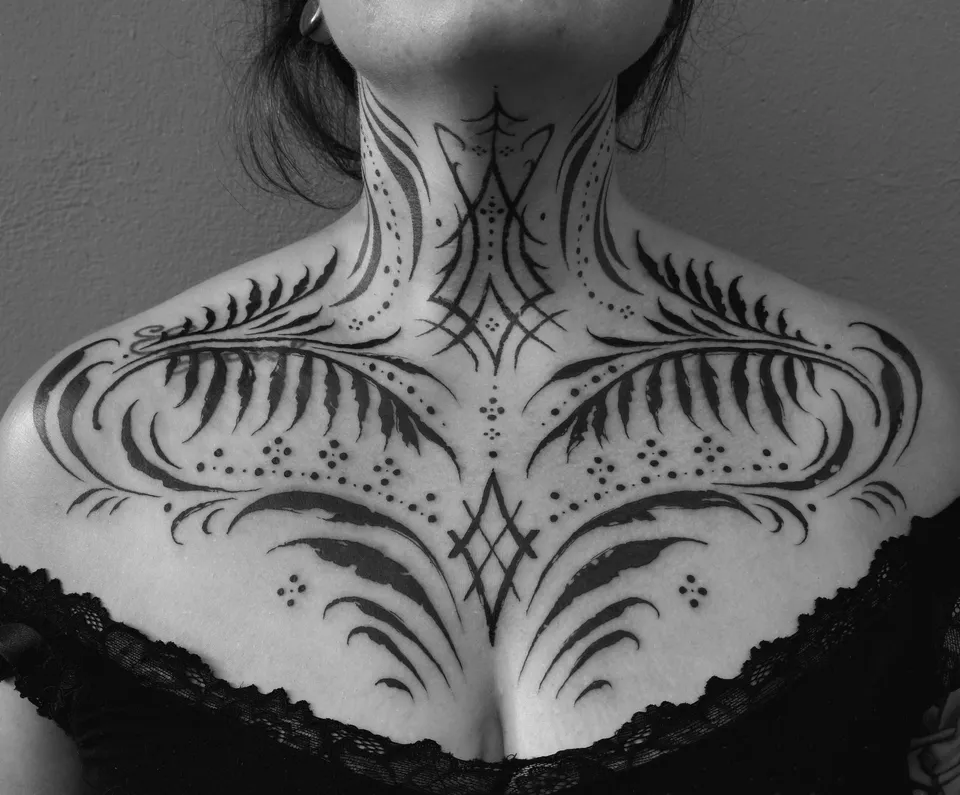 Symmetrical ornament across the neck and collarbones